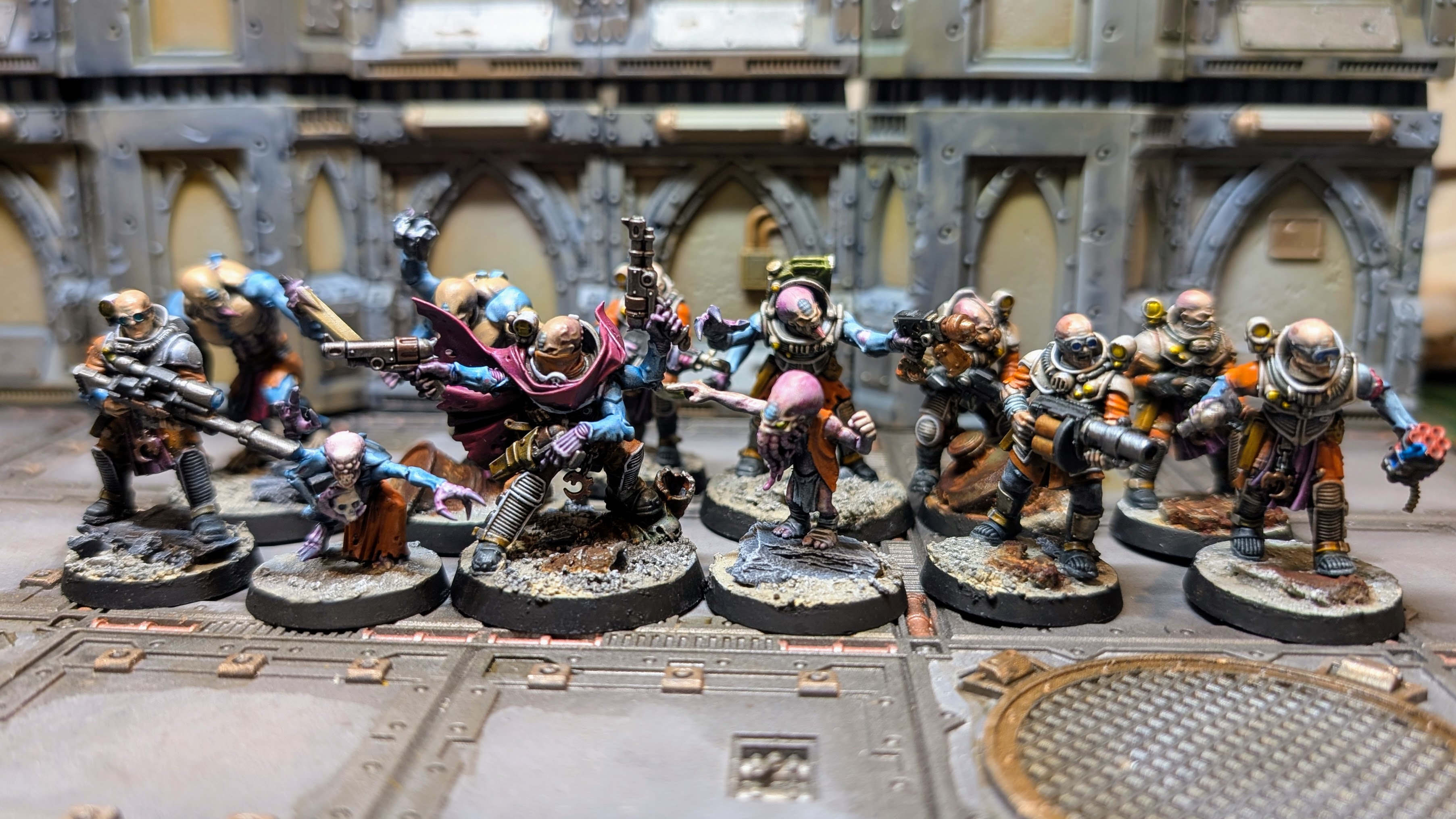 Escher Gang Leader front view with plasma pistol and power sword